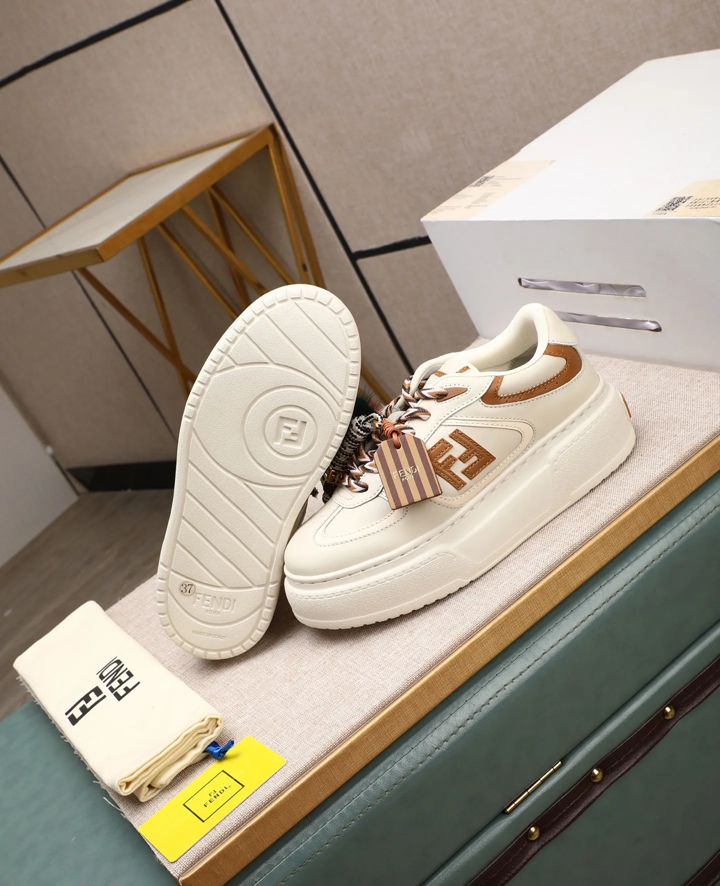Men's shoes 💰740 Top quality Fendi Match series 25 latest colors Pendant thick sole lace casual FENDI Match lace. Made of light pink leather with white and ocher brown details. Contrast leather FF appliqué on the sides and hiking laces in white, pink and ocher brown. Thick rubber sole with oversized embossed FENDI lettering on the heel. Metal ring charm on the tongue: A small braided doll with contrasting mink fur details and gold metallic FF on the right shoe. The left shoe features a braided cord with contrasting mink double pom poms, metallic FF beads, and Pequin print pattern and logo. Upper: Original custom-made imported first-layer cowhide. Inner lining: Imported custom-made breathable mesh lining. Sole: Original open-molded ultra-light foam material. Bottom thickness: 5CM. Number of yards: women's 35-40 (custom-made 40 non-refundable).